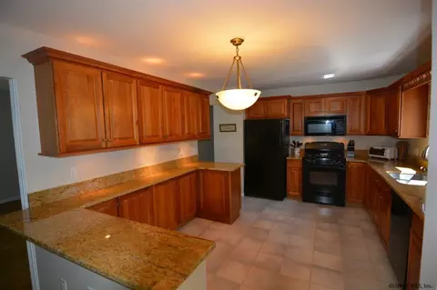 2002 Oakleaf Dr, Guilderland, NY 12084 photo 10