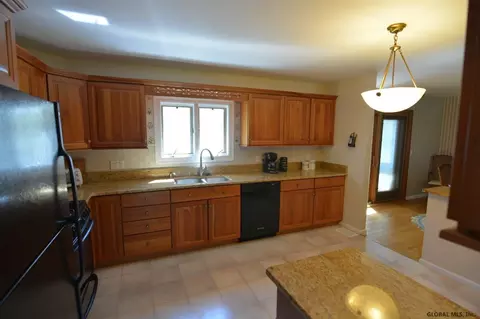 2002 Oakleaf Dr, Guilderland, NY 12084 photo 11