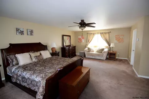 2002 Oakleaf Dr, Guilderland, NY 12084 photo 12