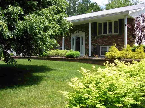 2002 Oakleaf Dr, Guilderland, NY 12084 photo 1