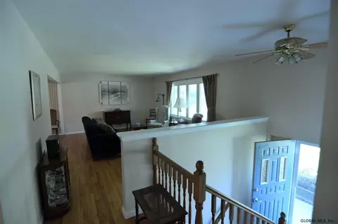 2002 Oakleaf Dr, Guilderland, NY 12084 photo 4