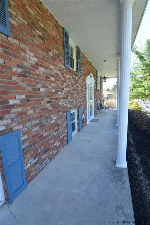 2002 Oakleaf Dr, Guilderland, NY 12084 photo 3