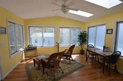 2002 Oakleaf Dr, Guilderland, NY 12084 photo 9