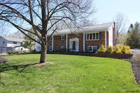 2002 Oakleaf Dr, Guilderland, NY 12084 photo 2