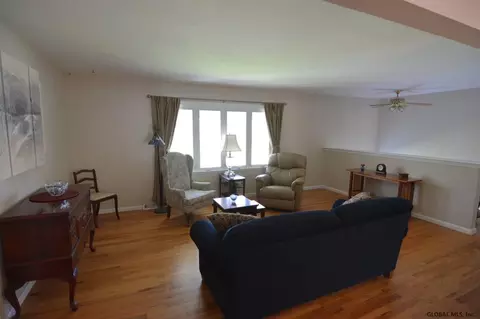2002 Oakleaf Dr, Guilderland, NY 12084 photo 6