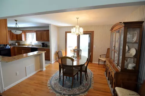 2002 Oakleaf Dr, Guilderland, NY 12084 photo 8