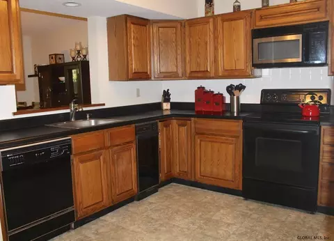 30 Commonwealth Dr, Glenmont, NY 12077 photo 9