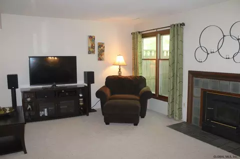 30 Commonwealth Dr, Glenmont, NY 12077 photo 4