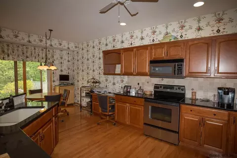 17 Walden Fields Dr, Delmar, NY 12054 photo 9