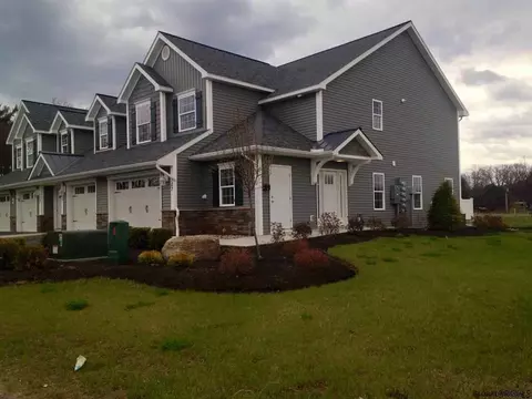 194 Paddock Cir, Schenectady, NY 12306 photo 2