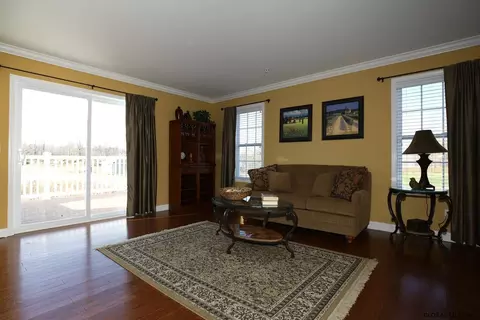 194 Paddock Cir, Schenectady, NY 12306 photo 5