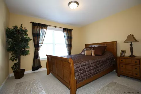 194 Paddock Cir, Schenectady, NY 12306 photo 14
