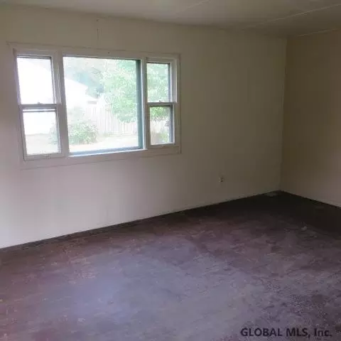 218 Chiswell Rd, Schenectady, NY 12304 photo 2