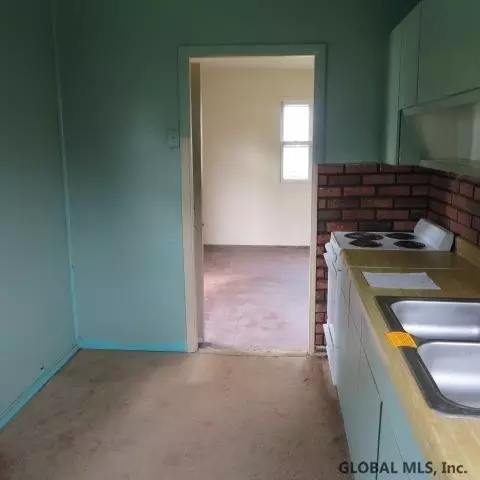 218 Chiswell Rd, Schenectady, NY 12304 photo 4