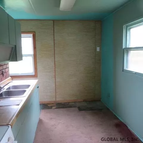 218 Chiswell Rd, Schenectady, NY 12304 photo 3