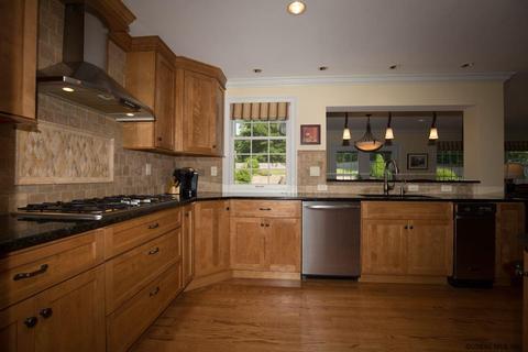 7 Christopher Way, Clifton Park, NY 12065 photo 4
