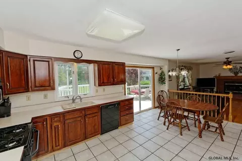 26 Cayuga Ct, Slingerlands, NY 12159 photo 4