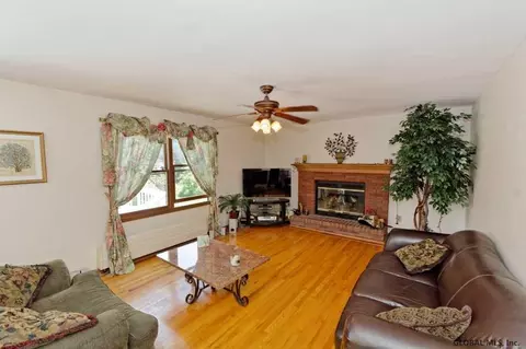 26 Cayuga Ct, Slingerlands, NY 12159 photo 6