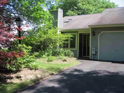 3 Cromwell Dr, Clifton Park, NY 12065 photo 2