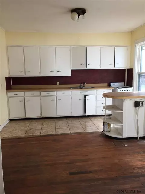 961 Maple Ave, Schenectady, NY 12307 photo 2