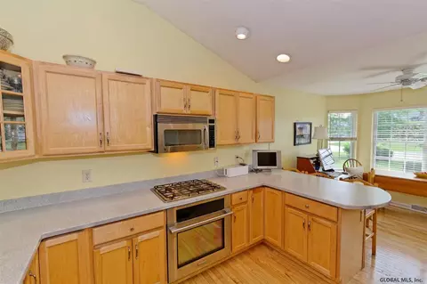 23 Walden Fields Dr, Delmar, NY 12054 photo 4