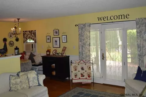 24 Michael Dr, Schenectady, NY 12303 photo 2