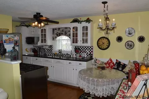 24 Michael Dr, Schenectady, NY 12303 photo 4