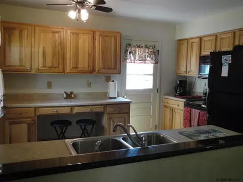 5 Crestwood Dr, Schenectady, NY 12306 photo 3