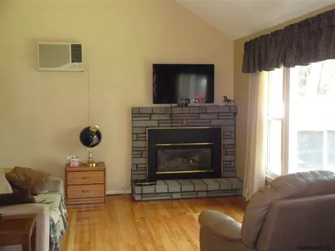 5 Crestwood Dr, Schenectady, NY 12306 photo 8