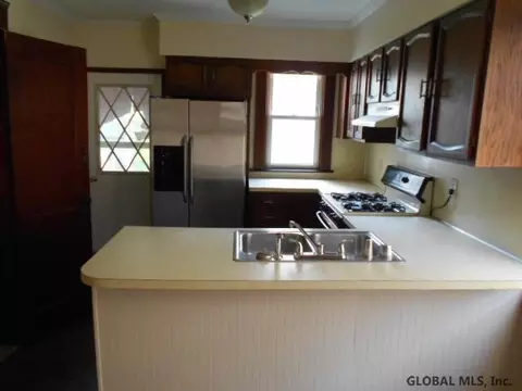 1081 Dean St, Schenectady, NY 12309 photo 8