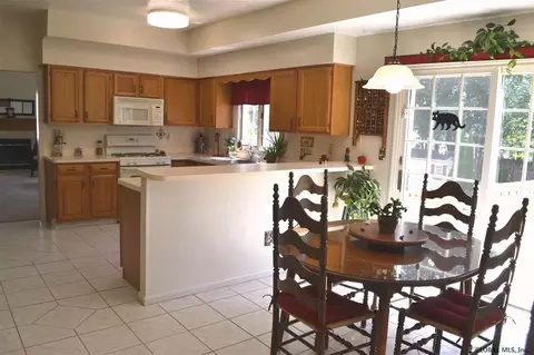 14 Squire Rd, Schenectady, NY 12304 photo 3