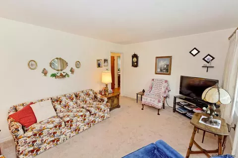 100 Pinehurst Pl, Schenectady, NY 12304 photo 3