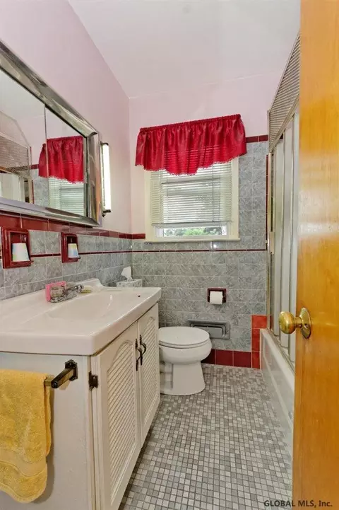 100 Pinehurst Pl, Schenectady, NY 12304 photo 8