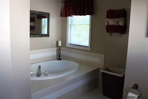 32 Eileen Ln, Glenmont, NY 12077 photo 6