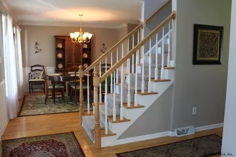 32 Eileen Ln, Glenmont, NY 12077 photo 4