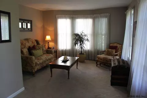 32 Eileen Ln, Glenmont, NY 12077 photo 2