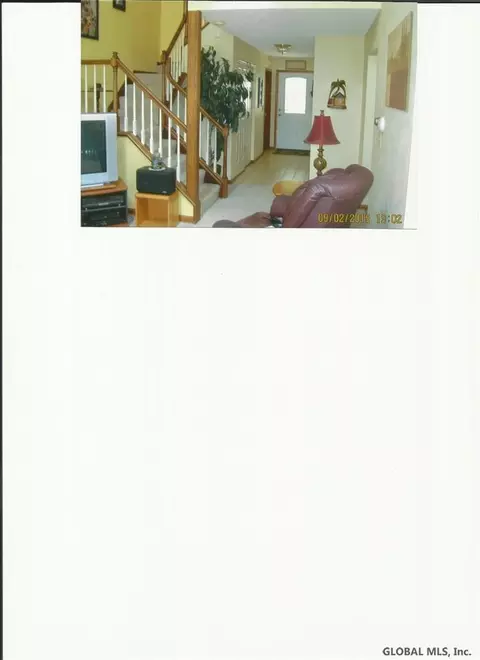 127 Garnett Ln, Slingerlands, NY 12159 photo 2