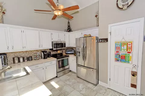 4 Captains Blvd, Waterford, NY 12188 photo 3
