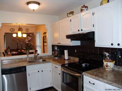 34 Cooks Ct, Waterford, NY 12188 photo 4
