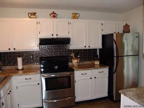 34 Cooks Ct, Waterford, NY 12188 photo 3