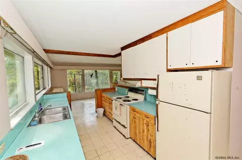 402 Juniper Dr, Schenectady, NY 12306 photo 8