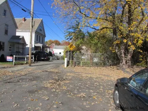 930 Maple Ave, Schenectady, NY 12307 photo 2