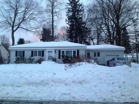 19 Greenleaf Dr, Delmar, NY 12054 photo 2