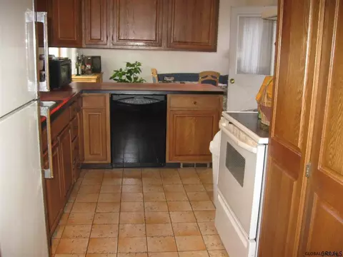19 Greenleaf Dr, Delmar, NY 12054 photo 3