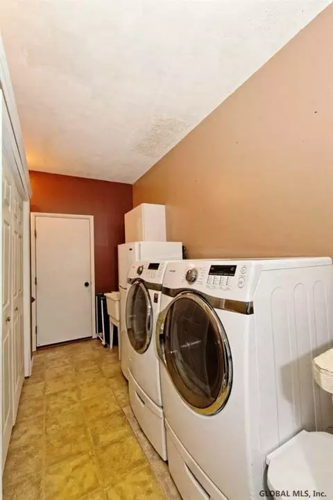 6966 Suzanne Ct, Schenectady, NY 12303 photo 17