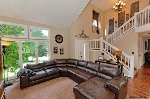 6966 Suzanne Ct, Schenectady, NY 12303 photo 4