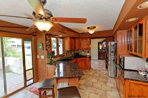 6966 Suzanne Ct, Schenectady, NY 12303 photo 6