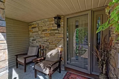 6966 Suzanne Ct, Schenectady, NY 12303 photo 2