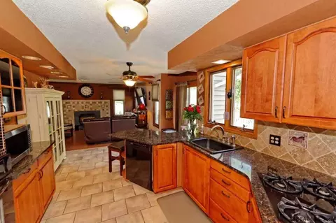 6966 Suzanne Ct, Schenectady, NY 12303 photo 5