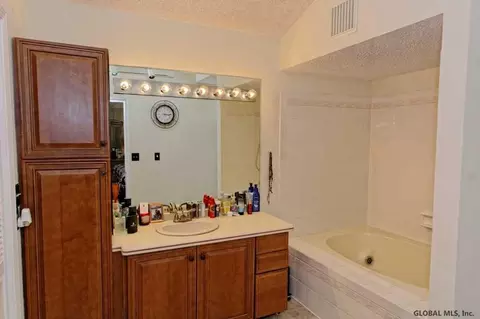 6966 Suzanne Ct, Schenectady, NY 12303 photo 12